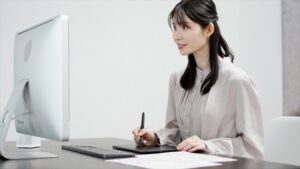 パソコンに向かって作業する女性