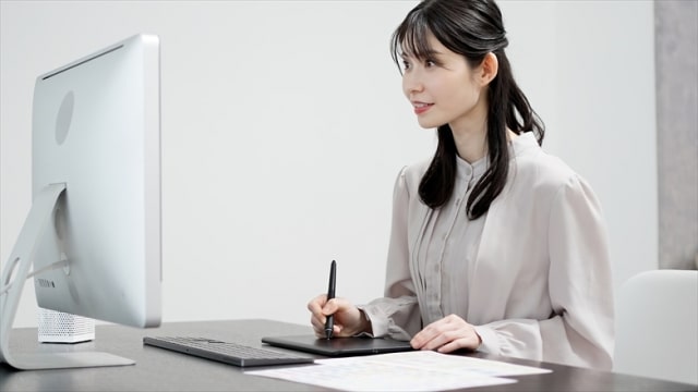 パソコンに向かって作業する女性